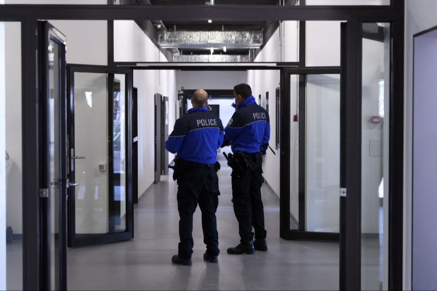 Straffällige Asylsuchende sollen künftig länger inhaftiert und konsequenter ausgeschafft werden. (Symbolbild)
