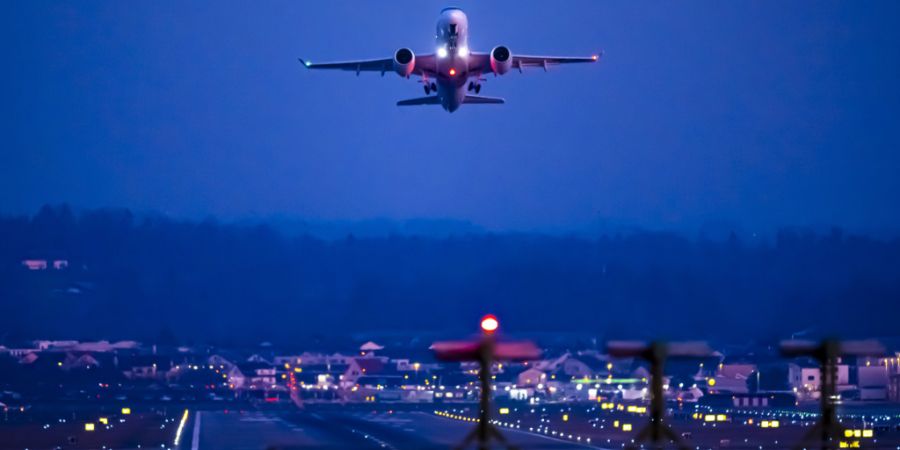 Stadtzürcherinnen und Stadtzürcher sind 2024 mehr geflogen als im Vorjahr. Dies gefährdet laut dem neusten Klimaschutzbericht der Stadt die Erreichung der Klimaziele. (Symbolbild)