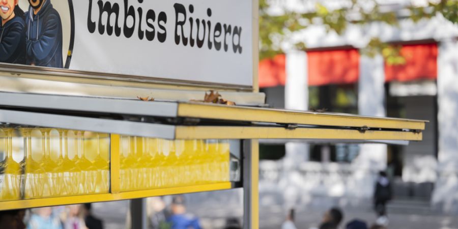 Gnadenfrist für die Wurststände am See. Die Stadt Zürich gewährt ihnen eine Frist bis Ende September 2026. Dann müssen sie aber weg. (Archivbild)