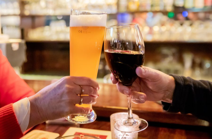 Bei vielen heutigen Pensionierten sei der tägliche Alkoholkonsum – etwa ein Glas Wein oder Bier – weit verbreitet, erklärt Marcus Meury von «Sucht Schweiz». (Symbolbild)