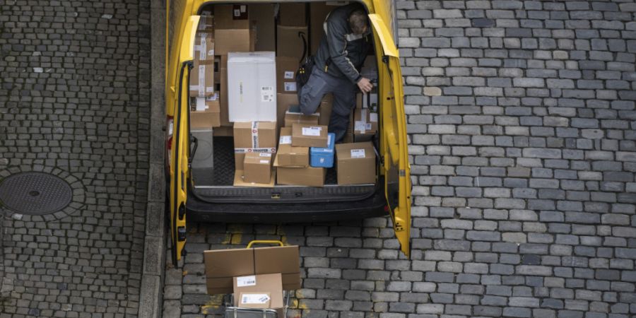 Neuer Paketerekord: In der Vorweihnachtszeit haben die Mitarbeitenden der Post 23 Millionen Pakete sortiert und den Empfängerinnen und Empfängern zugestellt.