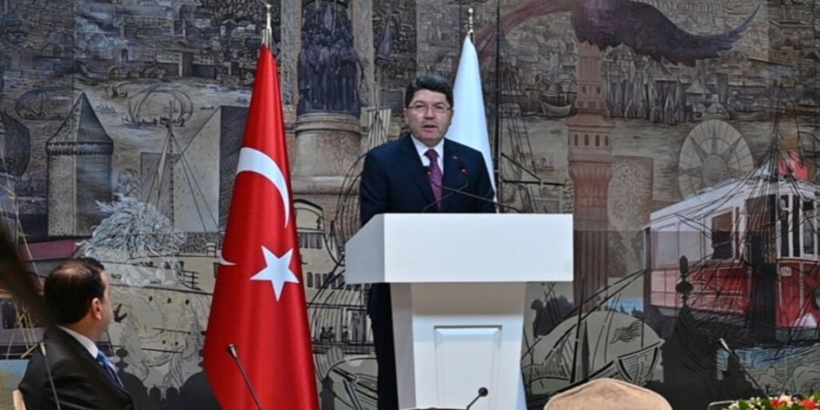 ARCHIV - Der türkische Justizminister Yilmaz Tunc im März 2025 während einer Pressekonferenz in Istanbul Foto: Anne Pollmann/dpa