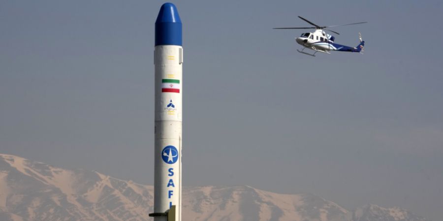 ARCHIV - Ein Hubschrauber fliegt über einen iranischen Satellitenträger. Foto: Vahid Salemi/AP/dpa
