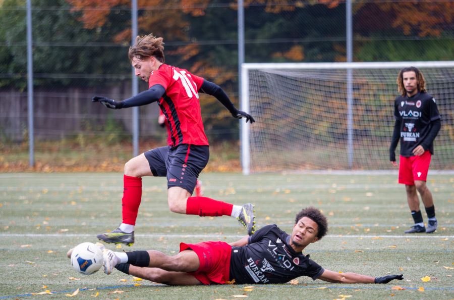 ...FC Bern 1894 (im Bild Derek Abia) an der Tabellenspitze der 2. Liga Regional Gruppe 1.