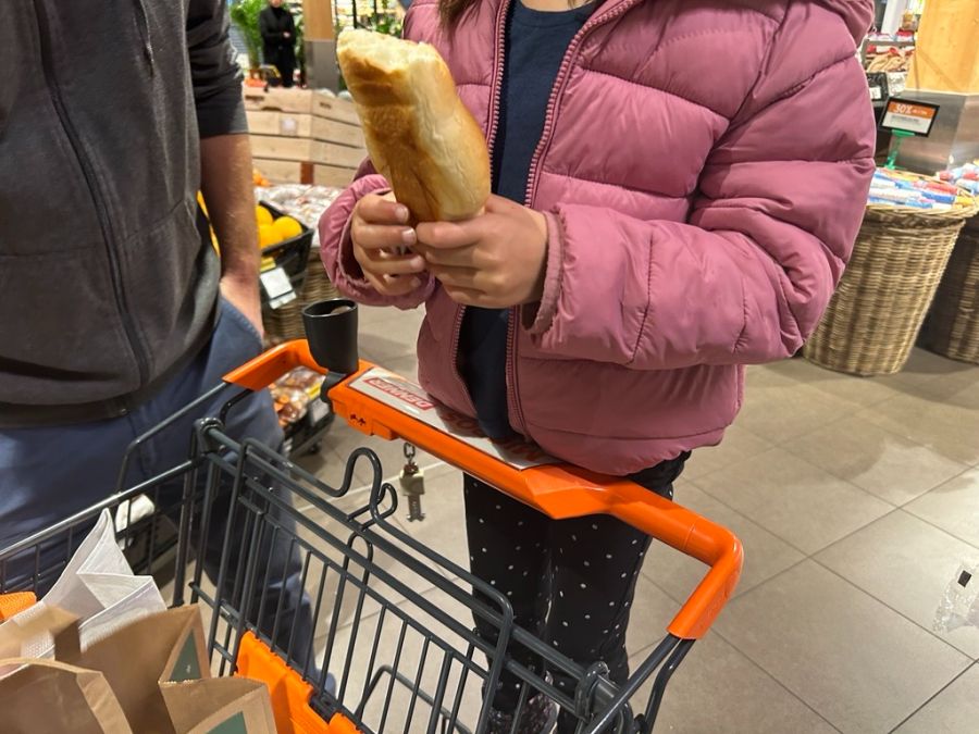 Den angebissenen Grittibänz durfte das Meitli erst nach dem Einkauf verzehren.