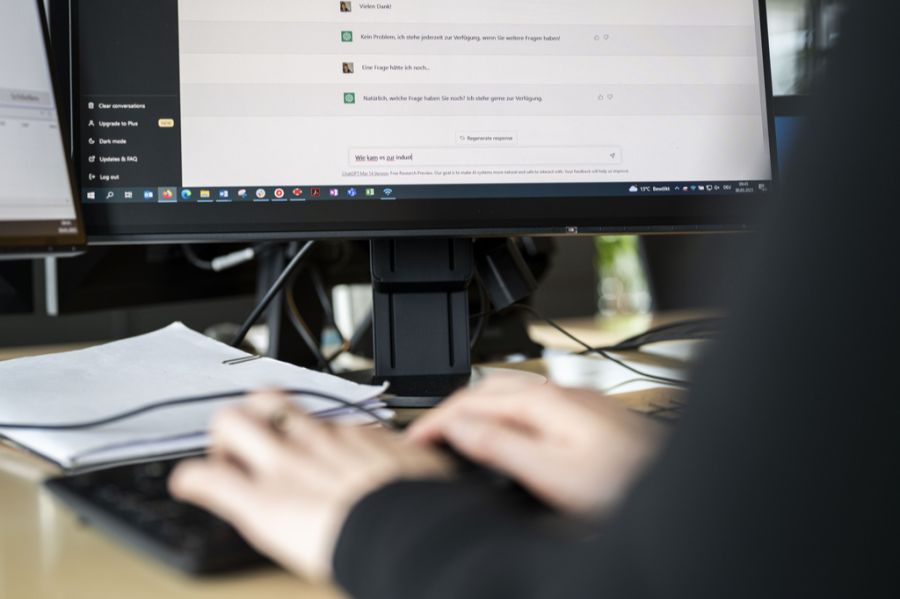 Die 63-Jährige arbeitete mit der KI an der Verbesserung des Kundenservices. (Symbolbild)
