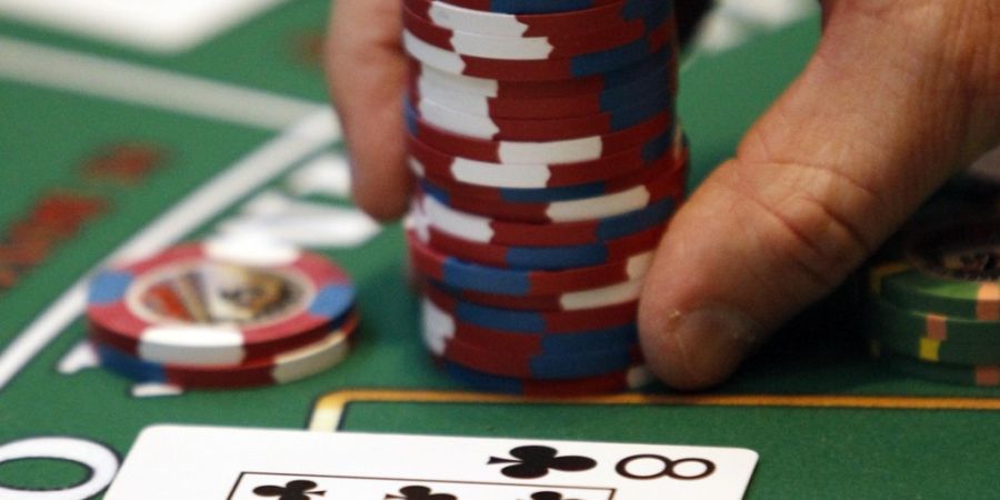 Die Behörden führten in einem Lokal in Uznach SG eine Hausdurchsuchung durch und entdeckten ein illegales Pokerturnier. (Archivbild)