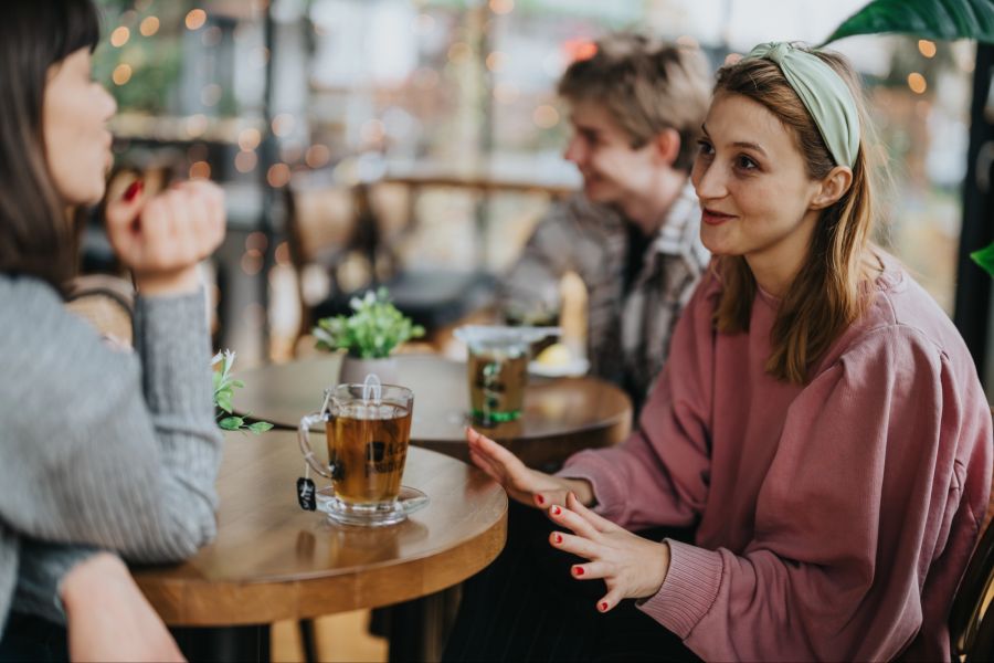 Freundinnen am Tisch
