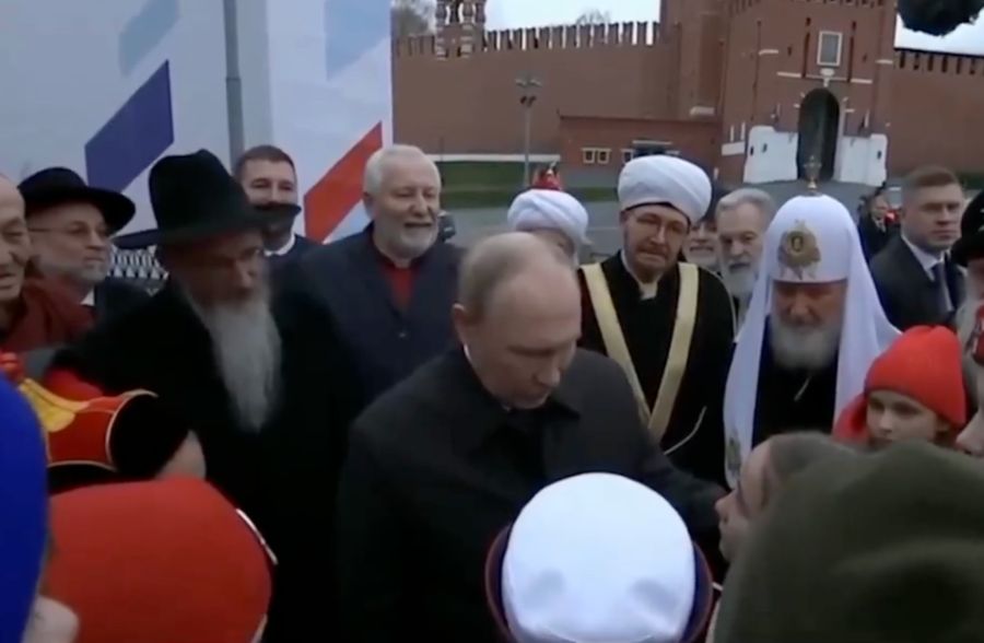 Die elfjährige Kira wird im Netz für ihren Mut abgefeiert.