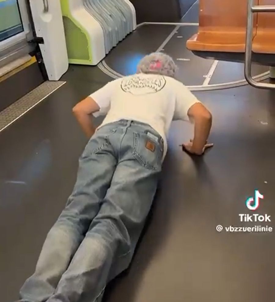 Im Video springt ein Mann mit einer Grosi-Perücke vom Rollator auf, macht noch ein paar Liegestütze ...