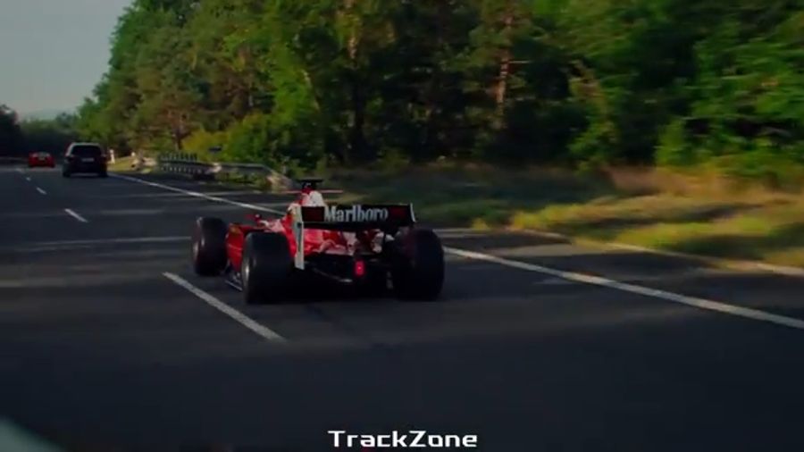 Ein seltsamer Anblick: Das Rennauto auf der Autobahn.