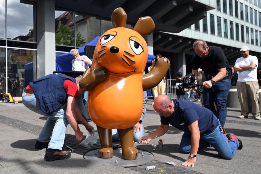 Jetzt kehrt die Maus an ihren Platz zurück. Geheilt und wieder fröhlich.