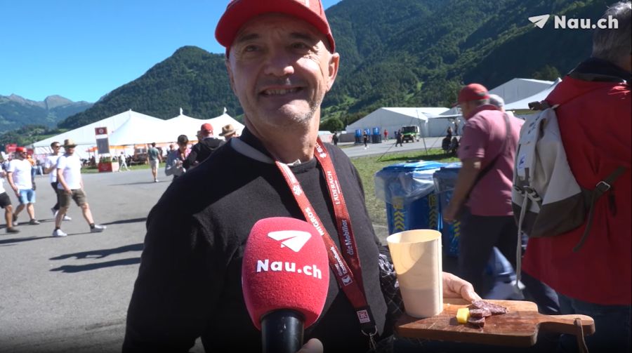 Auch Zeno braucht das Sackmesser, um die Wurst zu schneiden.