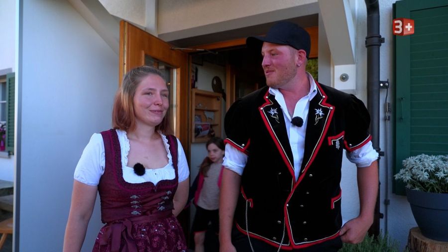 Die Hofdame freut sich! Doch der Abend verläuft anders, als sie sich das vorgestellt hat ...