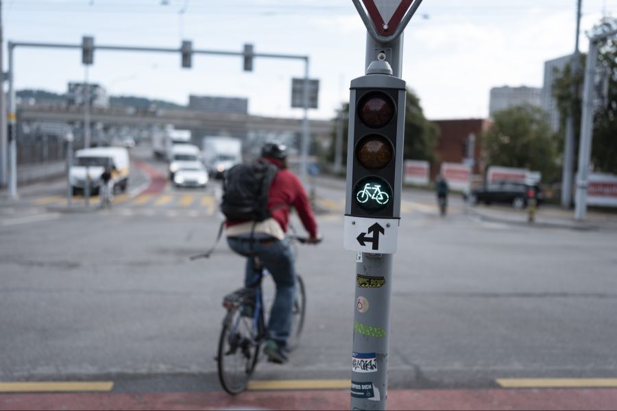 Wer zu Fuss, mit dem Velo oder den öffentlichen Verkehrsmitteln pendelt, soll finanziell unterstützt werden. (Symbolbild)