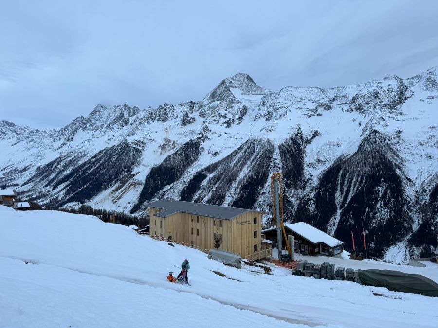 In der Bildmitte das Hotel. Links davon im Hintergrund die Abbruchstelle des Bergsturzes.