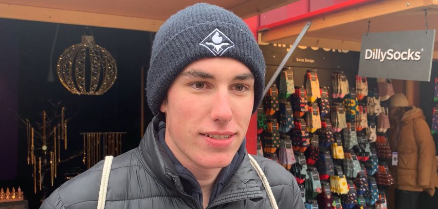 Jan aus dem Kanton Nidwalden schätzt, dass zwischen den Ständen viel Abstand besteht.