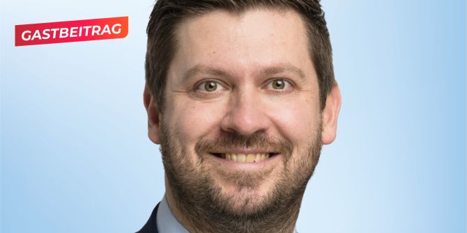 Mann Porträtfoto Gastbeitrag blau