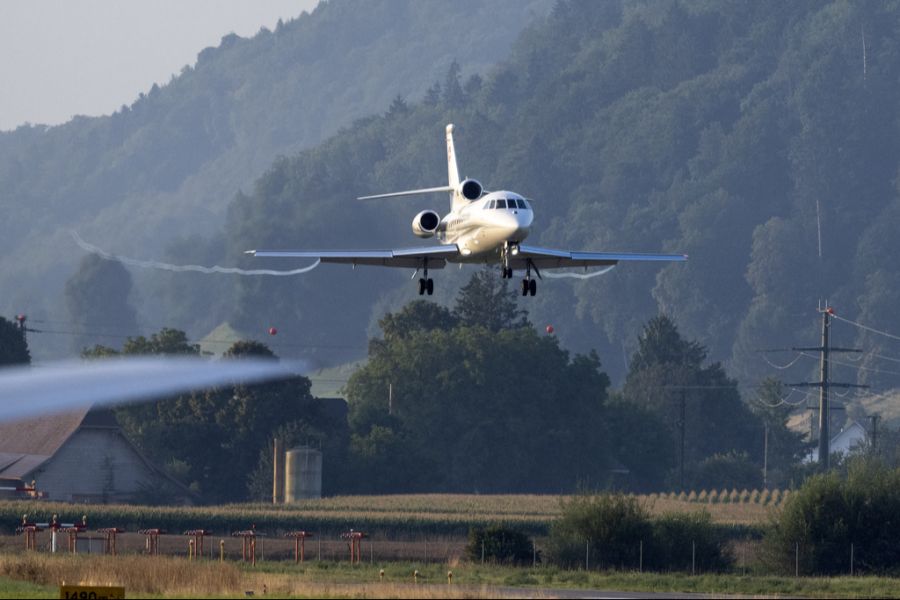 Der Bundesratsjet mit Karin Keller-Sutter und Guy Parmelin an Bord im Anflug auf den Flughafen Bern-Belp.