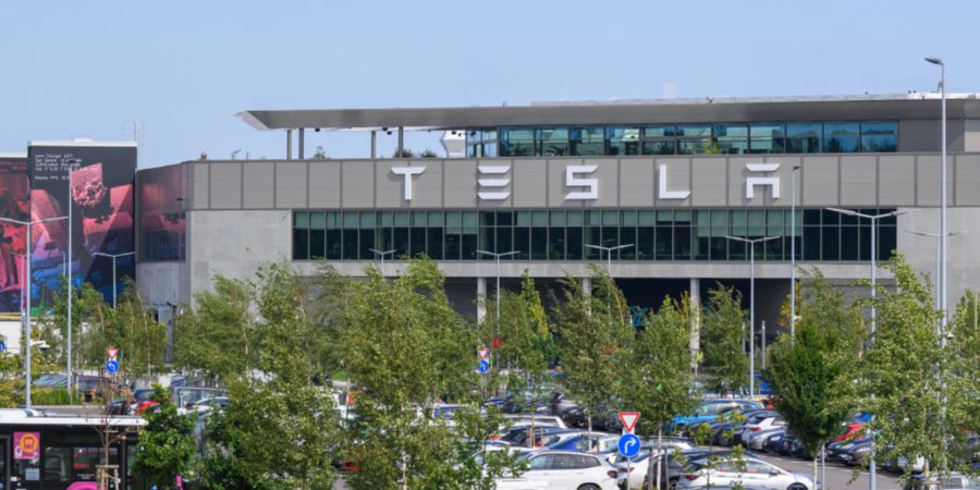 Tesla-Chef Elon Musk verspricht schon seit längerer Zeit, das fortgeschrittene Assistenzsystem FSD nach Europa zu bringen. Der Elektroautobauer hat seinen europäischen Sitz in Grünhe...