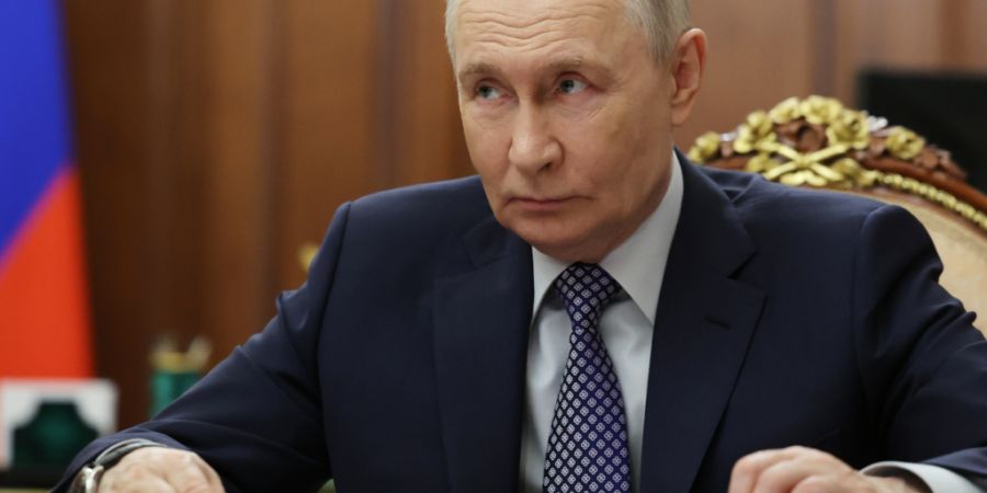 Der russische Präsident Wladimir Putin hört während eines Treffens im Kreml zu. Foto: Alexander Kazakov/Pool Sputnik Kremlin/AP/dpa - ACHTUNG: Nur zur redaktionellen Verwendung und n...