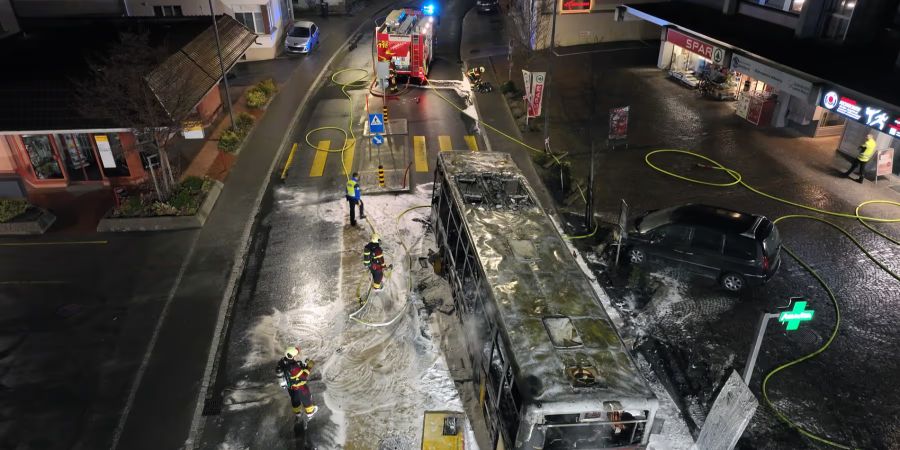In Kerzers FR brannte am 10. März ein Postauto nieder.