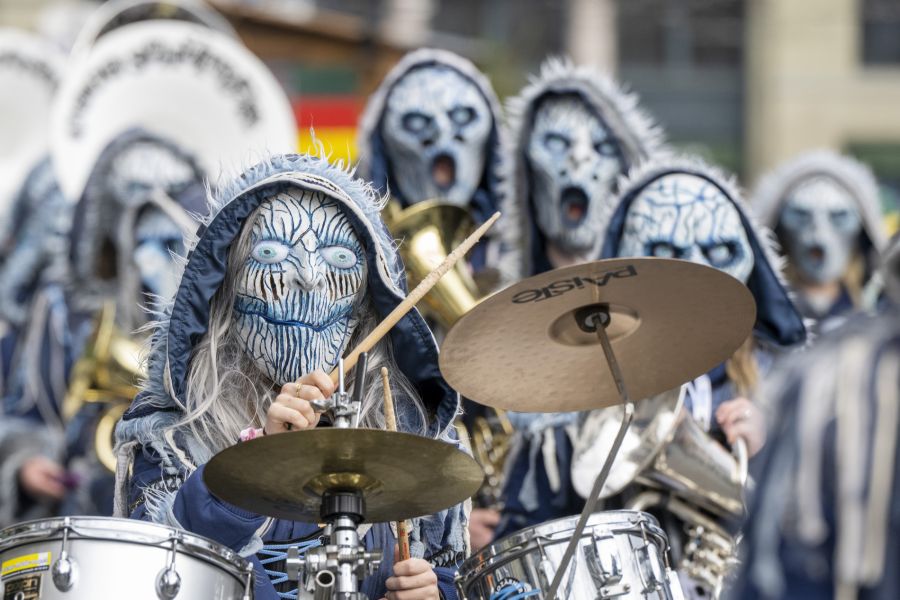 Angekündigt waren am Wey-Umzug 47 Nummern, wobei sich, wie jedes Jahr, auch «wilde» Gruppen unter den Tross mischten.