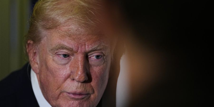 US-Präsident Donald Trump spricht mit Reportern an Bord der Air Force One auf dem Weg nach Washington von West Palm Beach. Foto: Matt Rourke/AP/dpa