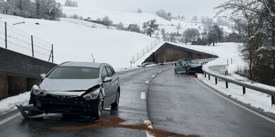 Beim Überholmanöver zwischen zwei Autos in Menzingen ZG wurden am Sonntagmorgen vier Personen verletzt.