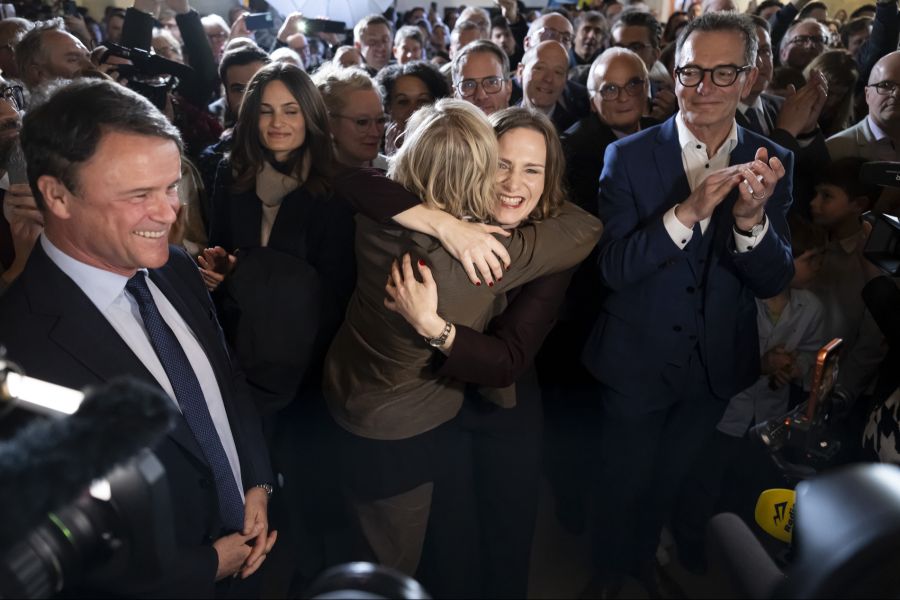 Die wiedergewählten Regierungsrätinnen Astrid Baertschi (Die Mitte) und Evi Allemann (SP) freuen sich neben Philippe Müller (FDP) und Raphael Lanz (SVP) über ihren Wahlsieg.