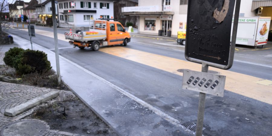 Die Stelle in Kerzers FR, wo am Dienstagabend ein Postauto in Vollbrand stand, war am Mittwochmorgen geräumt.
