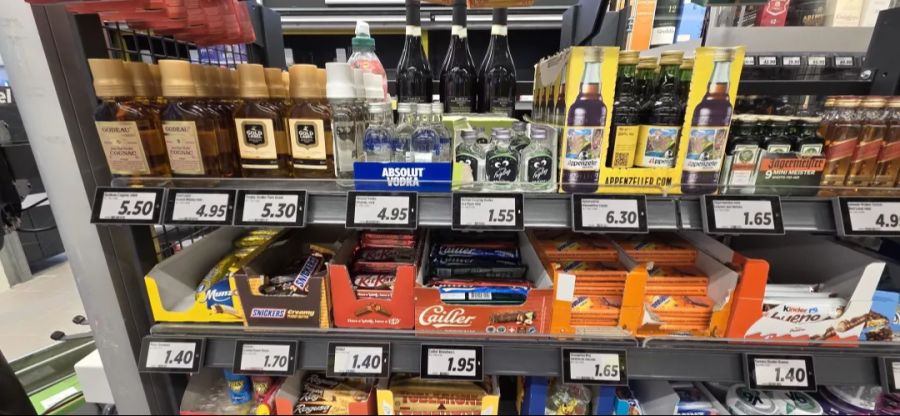 Jetzt fordert der Westschweizer Konsumentenschutz ein Verbot von Süssigkeiten an Schweizer Supermarkt-Kassen.