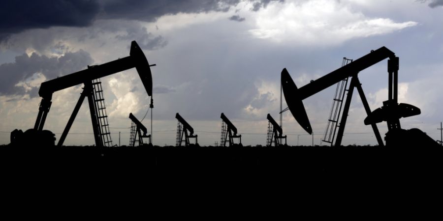 ARCHIV - Ein Gewitter zieht zwischen Midland und Odessa, Texas, direkt hinter einer Reihe von Tiefpumpen in einem Ölfeld vorbei. Foto: Eli Hartman/Odessa American/AP/dpa