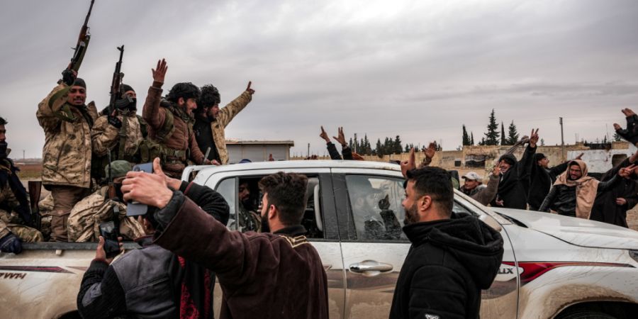 Syrische Zivilisten kehren in ihre Häuser zurück. Die syrische Armee hat nach eigenen Angaben die Kontrolle über wichtige Orte nahe der nordsyrischen Stadt Aleppo von kurdischen Krä...