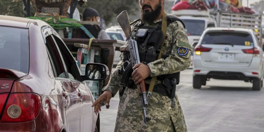 ARCHIV - Ein Polizist der Taliban leitet den Verkehr im Vorfeld der Feierlichkeiten zum vierten Jahrestag des US-Abzugs aus Afghanistan und des Beginns der Taliban-Herrschaft. Foto: Sid...