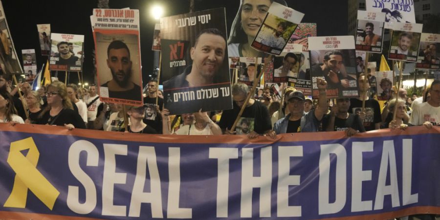 ARCHIV - Menschen protestieren vor der US-Botschaft in Tel Aviv (Archivbild). Foto: Mahmoud Illean/AP/dpa