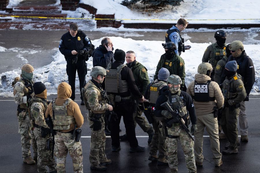 Ausgebildet werden sie demnach im Einwanderungsrecht, in Spanisch oder in polizeilichen Taktiken. Hinzu komme eine Schiessausbildung.