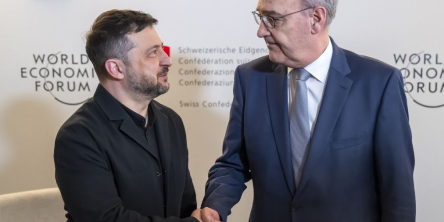 Der Hilferuf des ukrainischen Präsidenten Wolodymyr Selenskyj (links) am WEF in Davos ist bei Bundespräsident Guy Parmelin angekommen. Der Bundesrat hat drei Wochen später ein neues ...