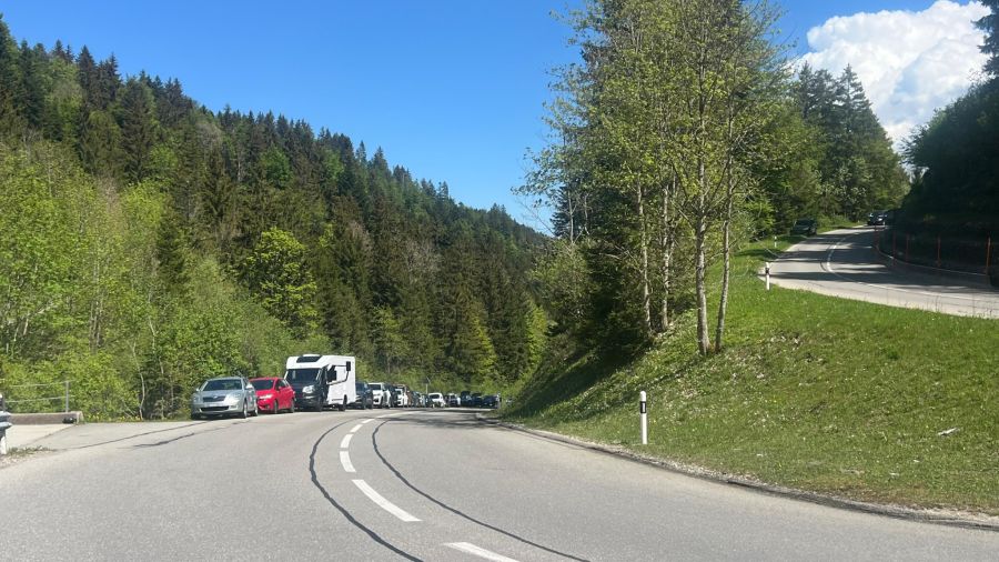 Wanderer mussten deshalb an der Strasse parkieren.