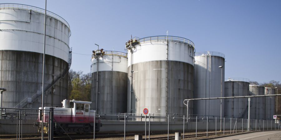 Die Energieversorgung in der Schweiz ist trotz Krieg im Nahen und Mittleren Osten noch sichergestellt, Pflichtlager werden noch nicht angetastet. Das Bild zeigt Öltanks beim Rheinhafen...