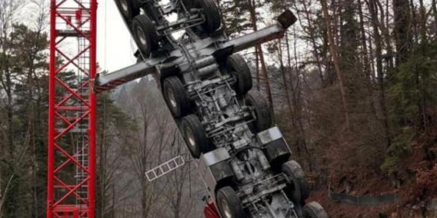 Ein 60-jähriger Kranführer wurde bei einem Unfall am Donnerstag in Stallikon ZH schwer verletzt. Der Pneukran stürzte bei der Demontage eines Turmdrehkrans um.