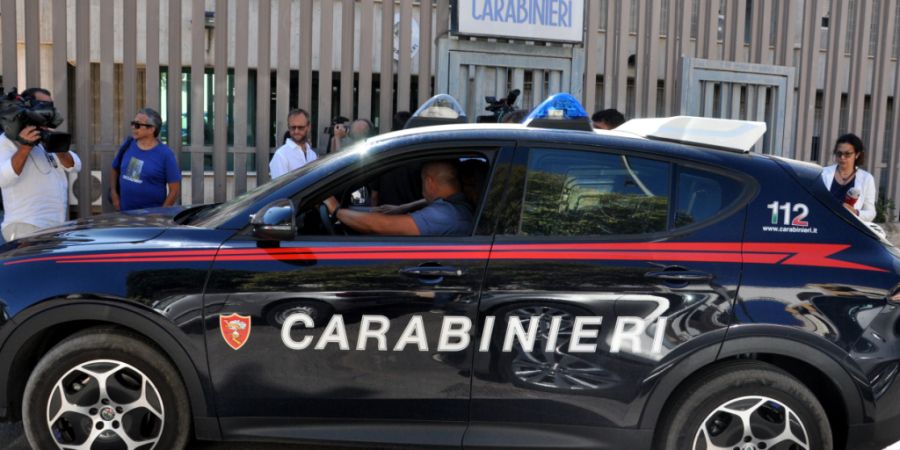 ARCHIV - Journalisten verfolgen die Abfahrt eines Carabinieri-Autos vor einem Gebäude der italienischen Polizei. Foto: Alessandro Fucarini/IPA via ZUMA Press/dpa