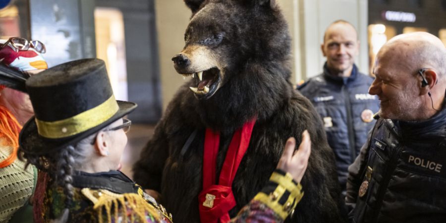 Aus dem Winterschlaf im Käfigturm befreit wird der Berner Fasnachtsbär auf dem Bärenplatz begrüsst.