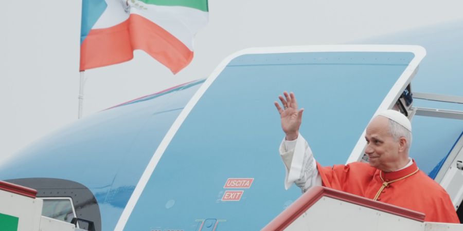 Papst Leo XIV. kommt auf dem internationalen Flughafen von Malabo in Äquatorialguinea an. Foto: Andrew Medichini/AP/dpa