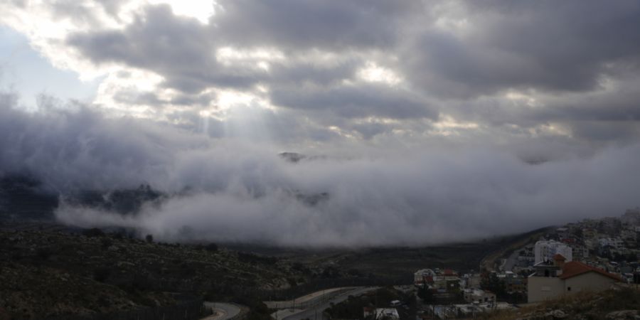 ARCHIV - Nebel liegt auf dem Gebiet in der Pufferzone bei der Stadt Madschdal Schams in der Nähe der sogenannten Alpha-Linie, welche die von Israel kontrollierten Golanhöhen von Syrie...