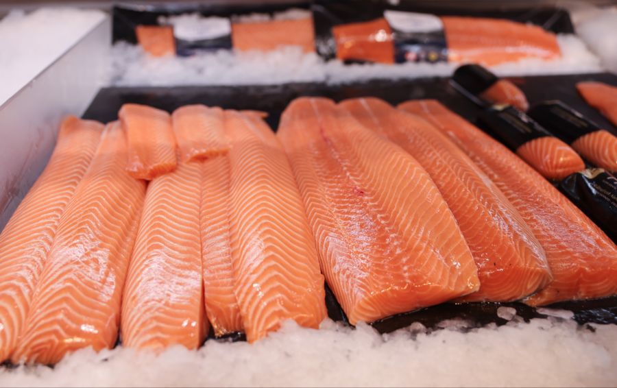 Als mögliche Ursache gilt verdorbener Lachs. (Symbolbild)