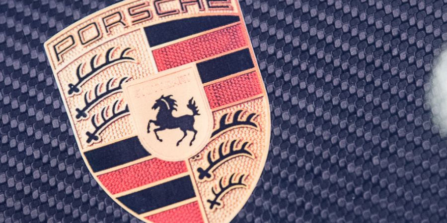 Eine unbekannte Täterschaft hat in der Nacht auf Mittwoch einen Porsche aus einem Autogeschäft in Zug entwendet. (Symbolbild)