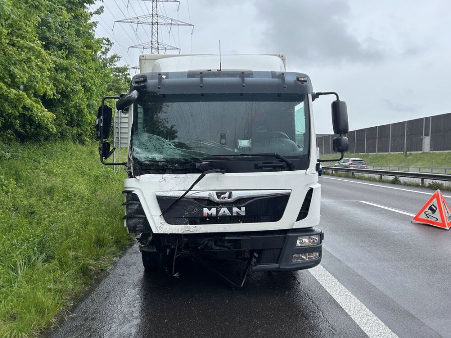 Anschliessend kam es zur heftigen Auffahrkollision mit einem Lastwagen, der ins Heck des stehenden Fahrzeugs fuhr.