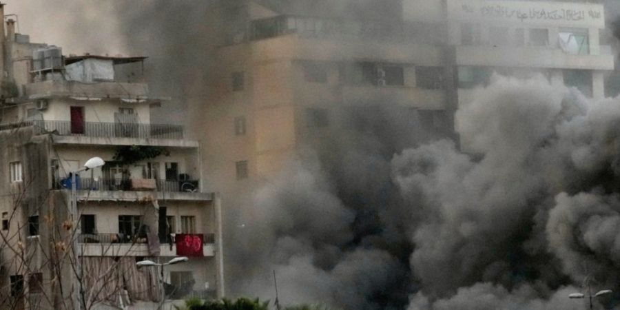 dpatopbilder - Rauch steigt von einem Gebäude auf, das von einem gezielten israelischen Angriff im Zentrum von Beirut getroffen wurde. Foto: Hussein Malla/AP/dpa
