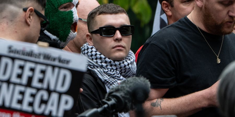 ARCHIV - Liam Óg Ó hAnnaidh (Liam O'Hanna oder auch Künstlername «Mo Chara») von der Band Kneecap verlässt das Woolwich Crown Court in London, nachdem die Anklage wegen Terrorismu...